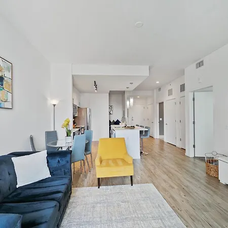 Luxury 1 Bedroom With Den Downtown Tampa Apt - City Views, Rooftop Pool, Workspace